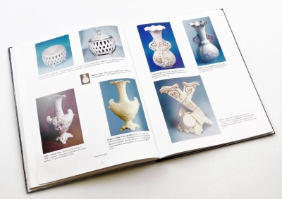 Langham (Marion). Belleek Irish Porcelain, an illustrated guide and Encyclopaedia of Belleek Flower Holders. (2) - 3