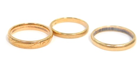 Three 9ct gold wedding bands, sizes R., P/Q., and M, 8.0g.