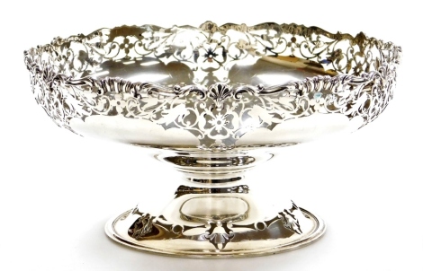 An Edward VII Mappin and Webb silver rose bowl, with pierced design floral bordering, with shell motifs on a pierced squat base, Sheffield 1904, 10cm high, 20cm diameter, 13¾oz