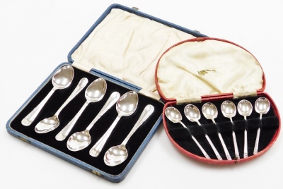 Two cased sets of silver teaspoons, to include a set of reeded pattern silver spoons, Birmingham 1930, 2¾oz, together with a set of dart handled silver teaspoons, Sheffield 1939, 1oz. (2)