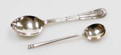 Two cased sets of silver teaspoons, to include a set of reeded pattern silver spoons, Birmingham 1930, 2¾oz, together with a set of dart handled silver teaspoons, Sheffield 1939, 1oz. (2) - 2