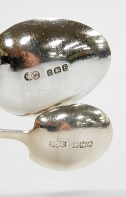 Two cased sets of silver teaspoons, to include a set of reeded pattern silver spoons, Birmingham 1930, 2¾oz, together with a set of dart handled silver teaspoons, Sheffield 1939, 1oz. (2) - 3