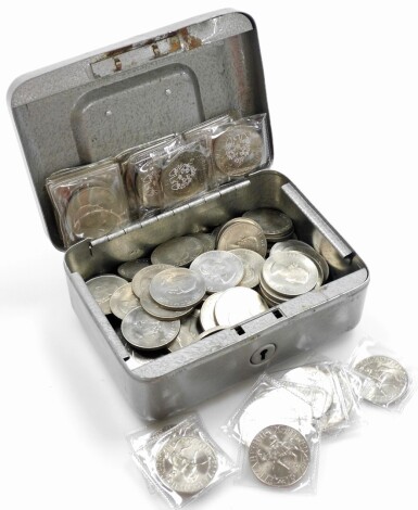 A group of collectors coins, to include Churchill crowns, Elizabeth II commemorative crowns, and various others. (1 tin)