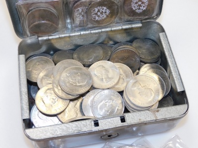 A group of collectors coins, to include Churchill crowns, Elizabeth II commemorative crowns, and various others. (1 tin) - 2