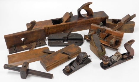 A group of wooden block planes, mainly vintage planes, etc. (a quantity)