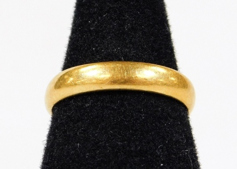 A 22ct gold wedding band, of plain design, ring size K, 4g.