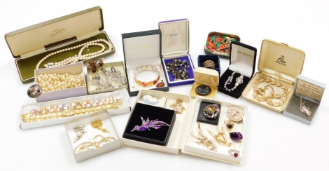 Various costume jewellery and effects, to include faux pearl necklaces, dress ring, bar brooches, etc. (1 tray)