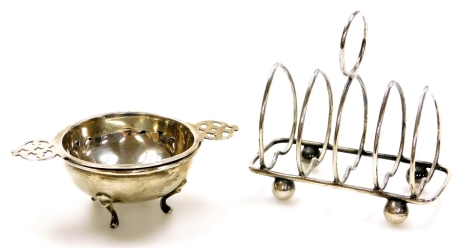 Two items of small silver, to include a George V silver five bar toast rack, Sheffield 1919 and a George VI silver tea strainer and bowl, Birmingham 1946, 4½oz. (2)