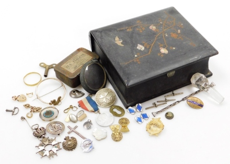 A black lacquer jewellery box and contents, to include gold plated jewellery, decanter stopper, Railway Service badges, part silver cuff links, chains, Victorian portrait locket frame, etc. (a quantity)