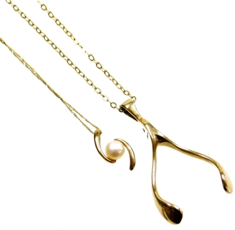 Two necklaces, to include a 9ct gold wishbone pendant on a fine link 9ct gold chain, the wishbone 3.5cm high, the chain 44cm long, together with a 9ct gold cultured pearl twist design pendant on fine link chain (AF), 5.5g all in. (2)