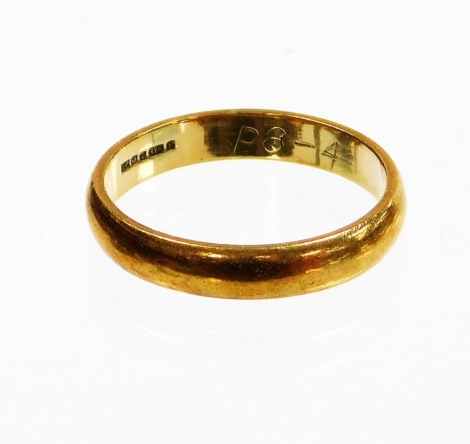 A 9ct gold wedding band, of plain design, ring size S½, 3.3g, boxed.