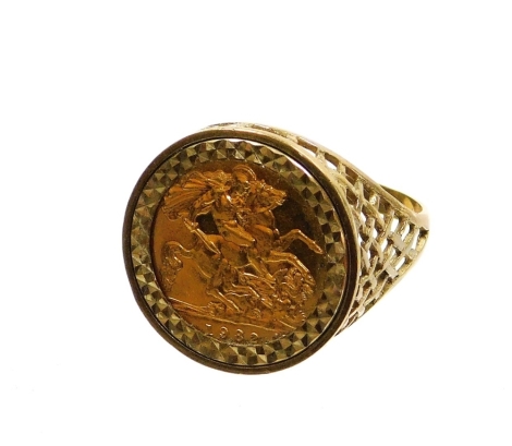 An Elizabeth II half gold sovereign ring, dated 1982 and mounted in a 9ct gold mount, ring size Z, 8.g all in, boxed.