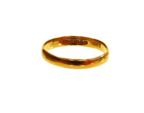 A 22ct gold wedding band, of plain design, Birmingham 1975, ring size R½, 3g.