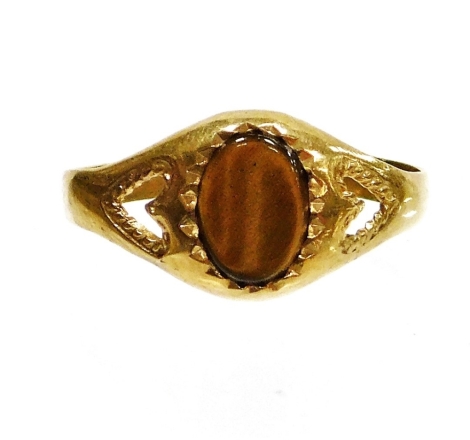 A 9ct gold dress ring, set with tiger's eye, with heart pierced shoulders, ring size P½, 1.5g.