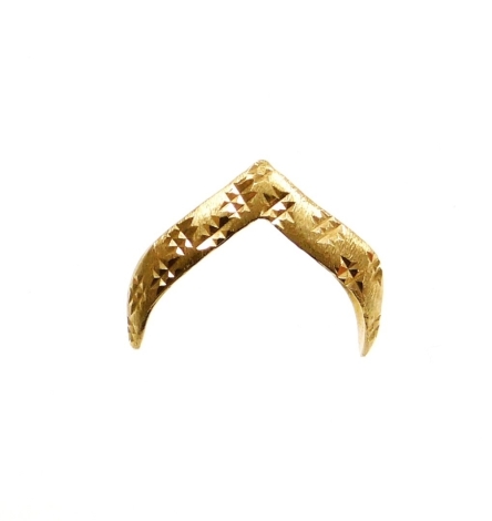 A 9ct gold wish bone ring, one side with hammered detailing, 2.6g.