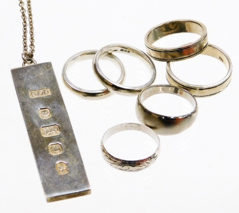 A group of silver and other jewellery, to include a silver ingot pendant and fine link chain, 38g, and six silver dress rings, mainly mens of plain design but some with enamelled detailing, 27.3g all in. (7)