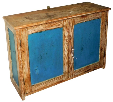 A rustic pine kitchen wall hanging cabinet, with two single doors opening to reveal three shelves with lino lining, 63cm high, 91cm wide, 32cm deep.