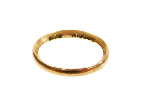 A 9ct gold rose gold wedding band, ring size M½, 2g.