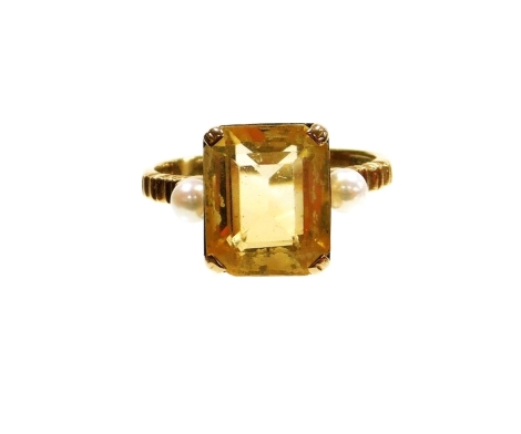 A 9ct gold dress ring, set with rectangular cut citrine, on cultured pearl shoulders, with ribbed metal shoulders, ring size Q½, 3.8g all in.