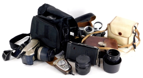 A quantity of cameras, to include a Minolta AL-F, a Minolta 5000 with Tamron lens, etc.