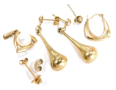 A group of 9ct gold and other loose earrings, to include one set with cultured pearl, and various others, 3.6g all in.