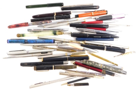 A quantity of fountain and other pens, to include Parker Duo Folds, etc.