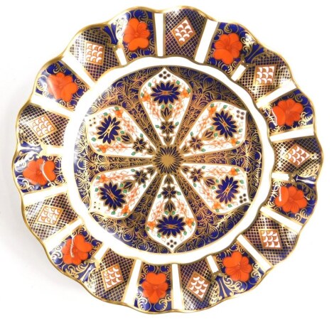 A Royal Crown Derby porcelain plate, with a petalated border, decorated with the 1128 Imari pattern, 21cm diameter.