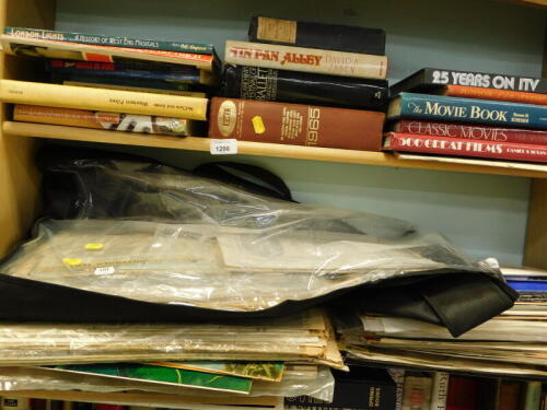 A quantity of magazines, Discovering Opera magazines, picture show, etc. (2 shelves)