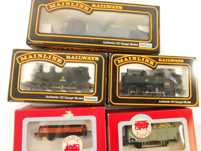 Mainline Palitoy Dapol and other OO gauge wagons, boxed and unboxed, shunting engine and track. (a quantity) - 3