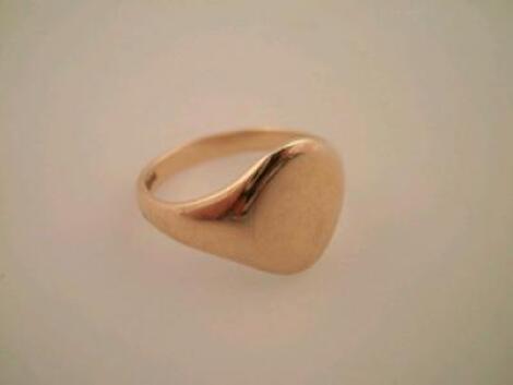 A gentleman's 9ct gold signet ring