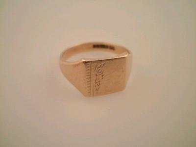 A gentleman's 9ct gold signet ring