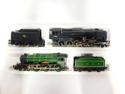 A Hornby OO gauge BR Class 9F steam locomotive, 2-10-0, black livery, R264, together with an LNER Class B17 locomotive, 'Manchester United', 4-6-0, green livery, 2862, R053, both boxed. (2) - 3