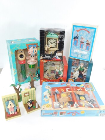 Wallace and Gromit collectables, including a Wesco talking radio alarm clock, Moving alarm clock, Toppers, torch and an Adventure Factory, most boxed. (8)