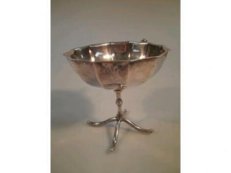 An Edwardian silver plated sugar bowl