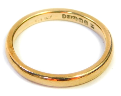 A 9ct gold wedding band, of thin design, ring size J½, 1.9g.