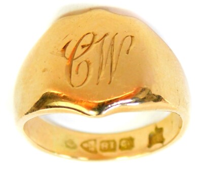 An 18ct gold signet ring, the central shield crest bearing the initials CW, Chester assay but dates rubbed, ring size G½, 6g.