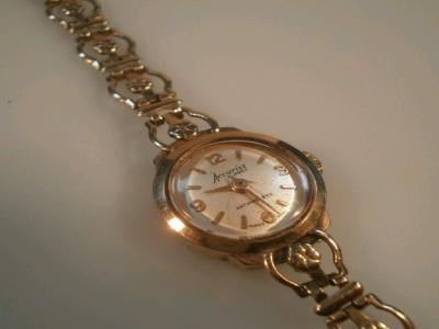 An Accurist 9ct gold ladies wrist watch with an open link bracelet