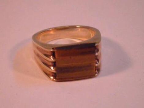 A gentleman's 9ct gold signet ring set with a tigers eye agate<br