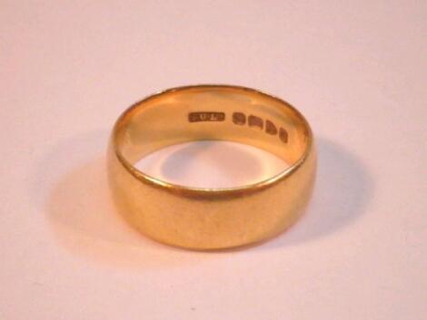 An 18ct gold wedding band