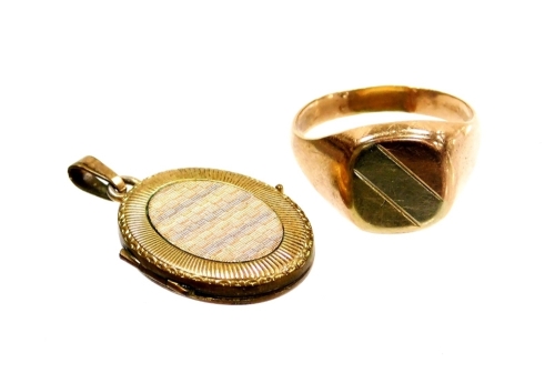 Two items of jewellery, to include a gentleman's signet ring, with tri-colour etched design ring head, yellow metal stamped 14k, ring size S, 4,1g, together with a rolled gold locket. (2)