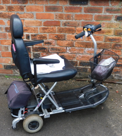 An Ultralight 355/355XlL mobility scooter, with single key and limited accessories.