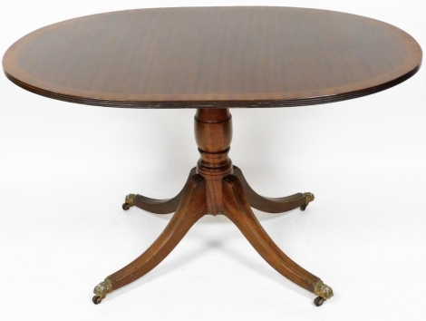 A reproduction mahogany pedestal oval dining table, on tripod base, 72cm high, 122cm wide, 84cm deep.