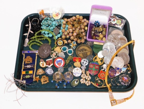 Costume jewellery and coins, to include a Ceramico Designs cameo designed brooch, beaded necklaces, collectors coins, etc. (1 tray)