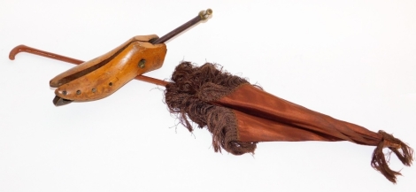 A group of treen and effects, to include a Levy shoe horn, and a parasol.