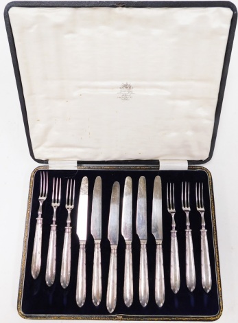 A George V cased set of six silver handled cake knives and forks, with a ribbed design handle, makers stamp JS&S, Sheffield 1919, in fitted case for Wein and Sons of Belfast.