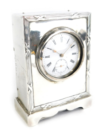 An Edward VII silver cased desk clock, by Henry Matthews, with an enamel Roman numeric dial, Birmingham 1906, 10cm high.