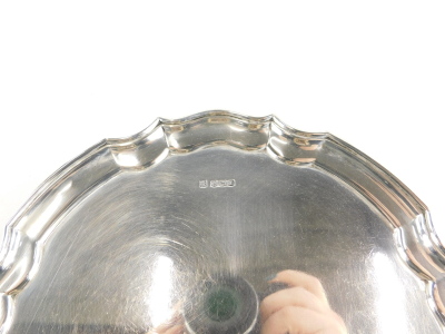 A George V silver salver, with piecrust border, raised on four scroll feet, Sheffield 1929, 6¾oz, 20cm diameter. - 2