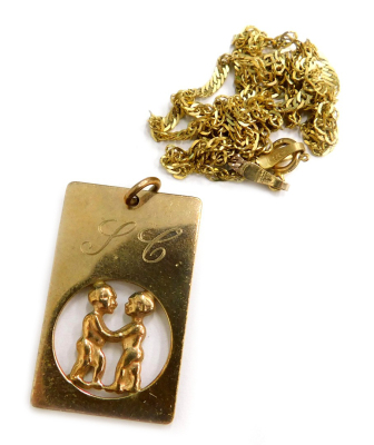 A group of 9ct gold jewellery, comprising a 9ct gold pendant with two figures in embrace, and a 9ct gold fine link bracelet, 3.9g all in.