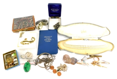 Costume jewellery, to include gent's wristwatches, bar brooches, cuff links, pendants, faux pearl necklaces, etc.