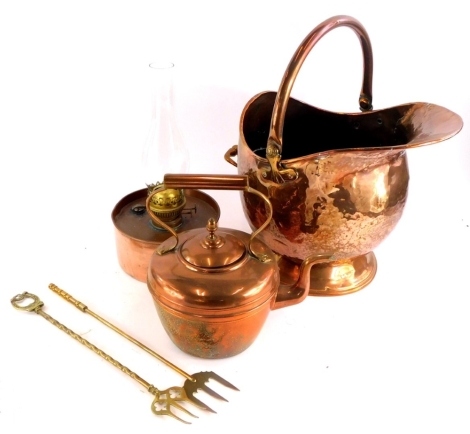 A copper coal scuttle, with swing handle, a paraffin lamp, copper kettle, etc.